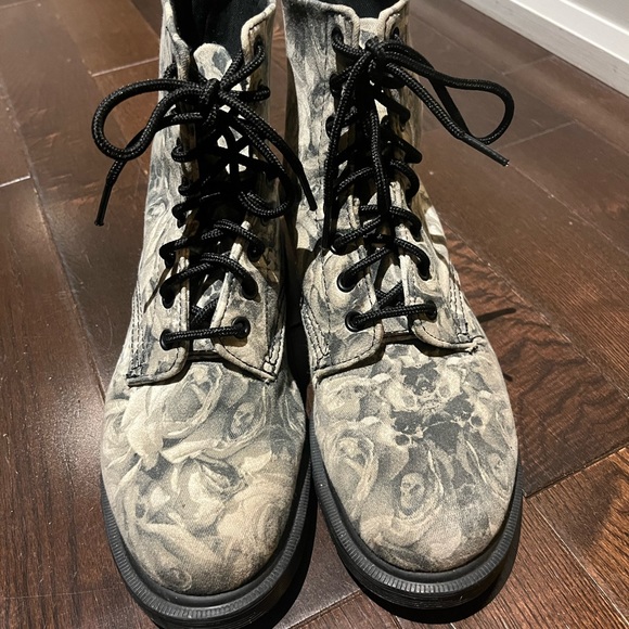 COPY - Dr Martens Beckett Skull and Rose Print Fine Canvas 8eye Boots - size 7 - Picture 4 of 13